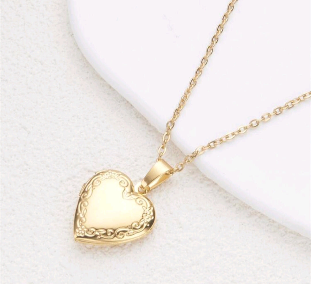 COLLAR CORAZÓN RELICARIO